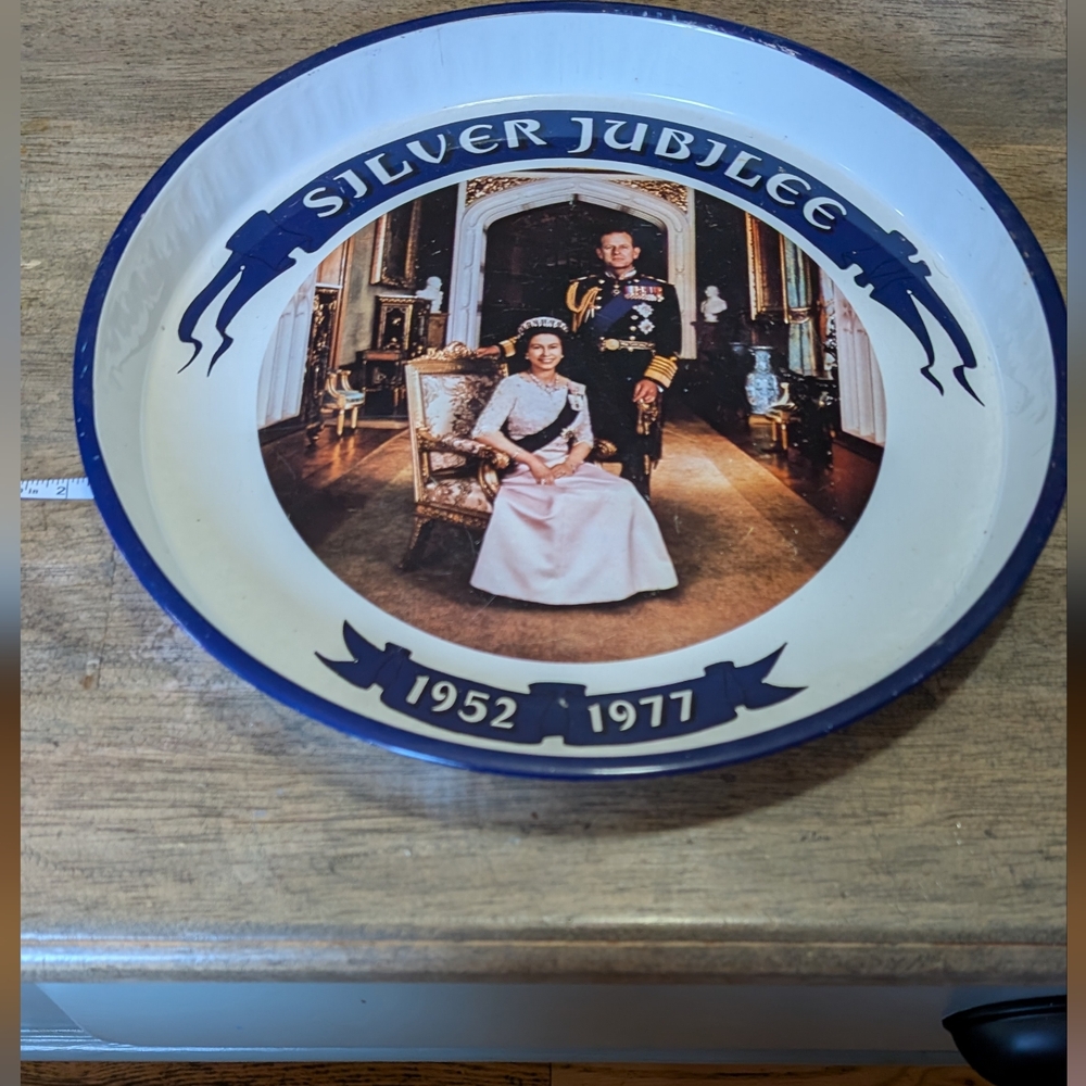 Commemorative Plate Queen Elizabeth Silver Jubilee *MING